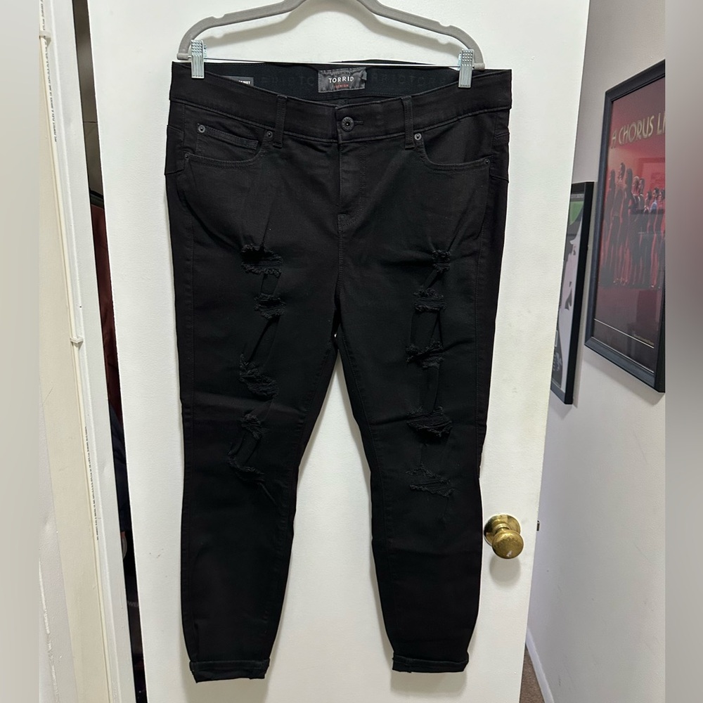 NWOT Torrid black bombshell skinny jeans